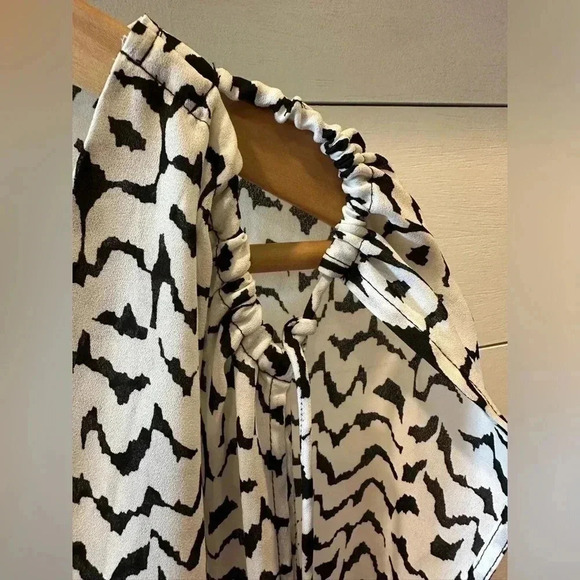 A.n.a Black and white blouse- size L - Picture 3 of 6